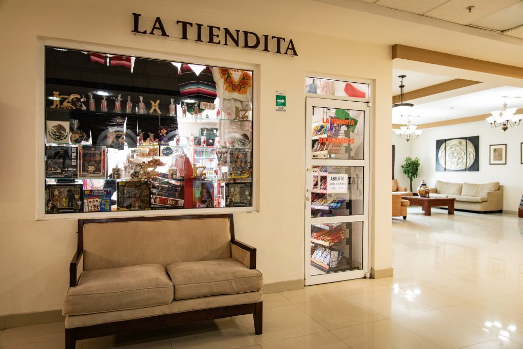 tiendita afuera.jpg